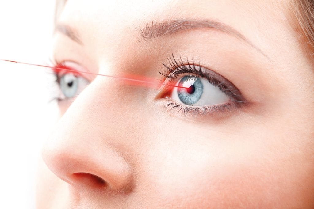 Applikation-Augen-lasern-iStock-1500